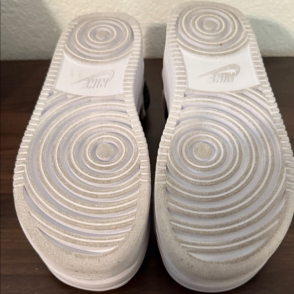 Nike Kids Black, Tan & White Striped Hook-and-Loop Sandals - Picture 2 of 5